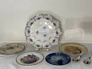 lot 28 image: Vintage Porcelain Plate Collection