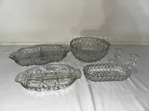 lot 29 image: Vintage Glass Serving Set