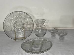 lot 30 image: Decorative Glassware Set