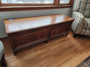 lot 4 image: Vintage Wooden Dresser