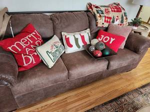 lot 38 image: Christmas Sofa Pillow & Throw Set