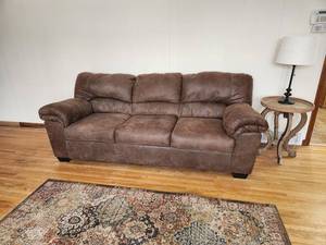 lot 41 image: Comfortable Brown 3-Seater Sofa