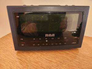 lot 51 image: RCA AMFM Clock Radio