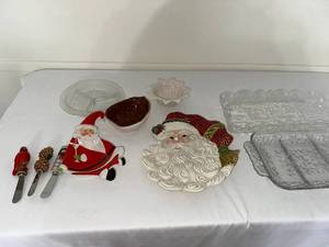 lot 64 image: Holiday Serving Platter Set with Santa