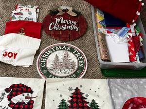 lot 68 image: Festive Christmas Decor Set