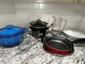 lot 78 image: Crock-Pot and Cookware Set
