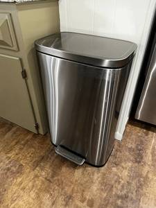lot 81 image: Stainless Steel Kitchen Trash Can