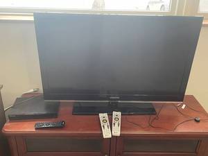 lot 103 image: Samsung 40 LCD TV LN40C530