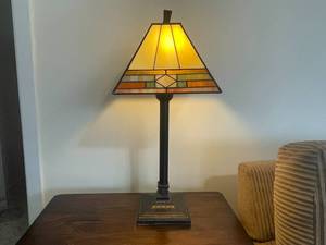 lot 109 image: Stained Glass Table Lamp
