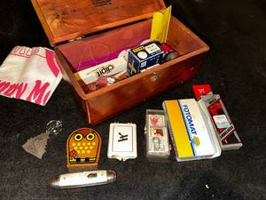 lot 143 image: Vintage Collectibles Box Lot