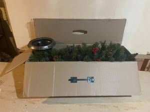 lot 146 image: Pre-Lit Christmas Wreath with Bowl