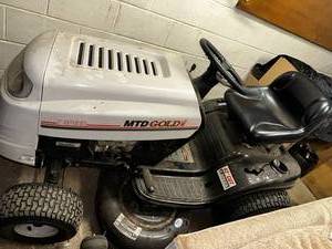 lot 1 image: MTD Gold 7-Speed Lawn Tractor