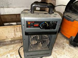 lot 184 image: Honeywell Heat Giant Heater