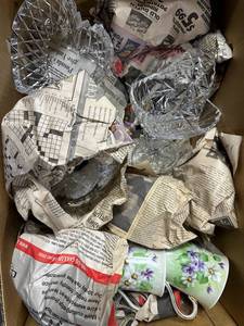 lot 207 image: Decorative Glassware & Ceramic Mugs