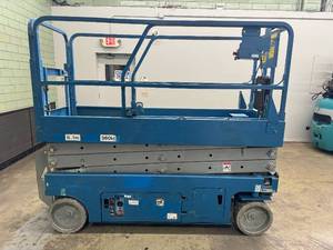 lot 7 image: 2005 Genie GS2032 2WD Scissor Lift