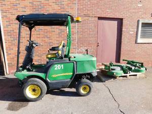 lot 17 image: John Deere 1435 Lawn Mower - For Parts or Repair