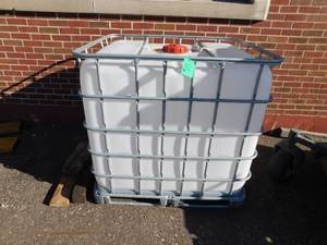 lot 23 image: Used 275 Gallon Liquid Storage Tote