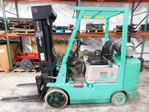 lot 14 image: Mitsubishi FGC25B 5000lb LPG Forklift