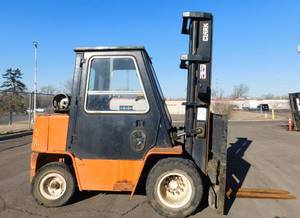 lot 13 image: 1997 Clark GPX40 8000lb Forklift with Cab