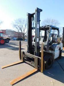 lot 16 image: 2013 Unicarriers PF90 9000lb diesel Forklift