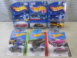 (G-1) Assorted Hot Wheels in Packag...