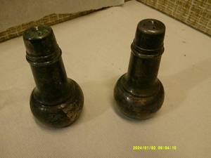 2 Silver shakers.