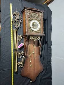 lot 5 image: Vintage Cherub Motif Wall Clock