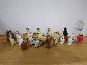 lot 7 image: Charming Assortment of Ceramic Pie Birds