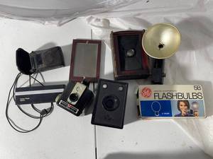 lot 18 image: Vintage Kodak Cameras Brownie Collection