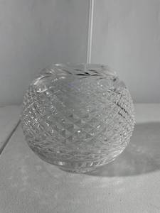 lot 22 image: Elegant Crystal Diamond Cut Vase 5-inch Decor