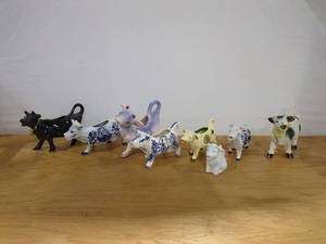 lot 44 image: Charming Cow Ceramic Creamer Figurine Collection