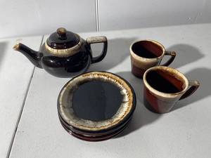 lot 90 image: Vintage Ceramic Tea Set with Teapot and Mugs