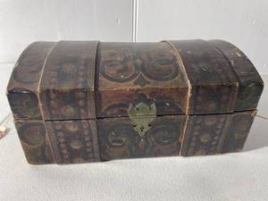 lot 101 image: Vintage Wooden Chest with Map Lined Interior 13