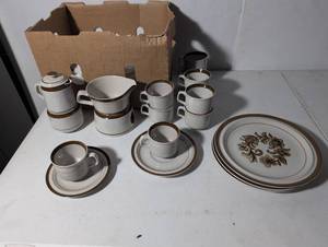 lot 163 image: Vintage Ceramic Dinnerware Set