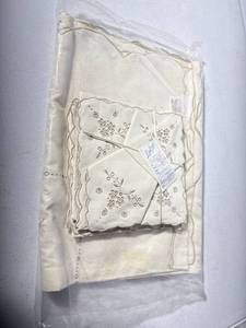 lot 171 image: Lian Bros Embroidered Linen Set