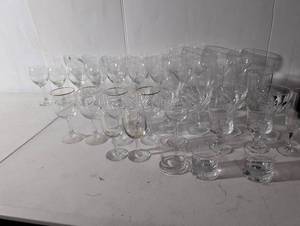 lot 174 image: Lot of Assorted Glassware