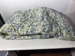 lot 180 image: Vintage Floral Quilt Blanket