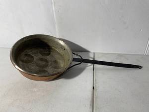 lot 197 image: Vintage Copper Egg Poaching Pan with Handle