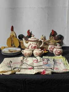 lot 198 image: Rustic Rooster Decor Lot