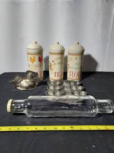 lot 206 image: Vintage Kitchen Canister Set & Pan