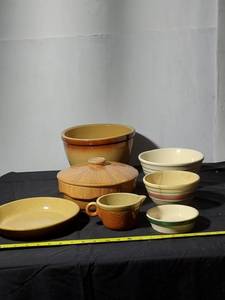 lot 208 image: Vintage Yellowware Bowl Set