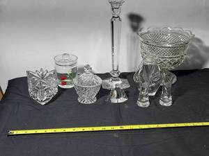 lot 221 image: Elegant Crystalware Collection Set