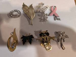 lot 309 image: Vintage Decorative Brooch Pin Collection