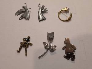 lot 310 image: Assorted Vintage Brooch Set
