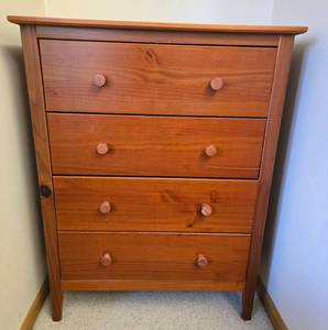 lot 64 image: Wooden 4-Drawer Dresser