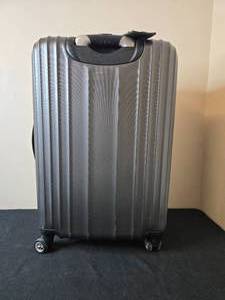 lot 68 image: Lightweight Hard Shell Suitcase with Spinner Wheels