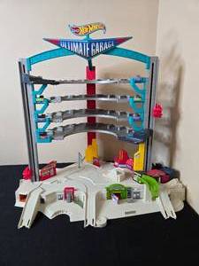 lot 72 image: Hot Wheels Ultimate Garage Playset