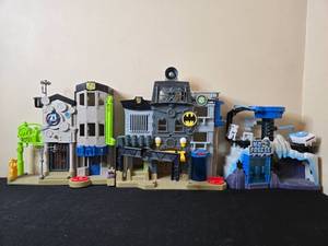 lot 79 image: Superhero Playset Collection with Track and Tower Accessories