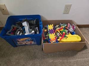 lot 206 image: Mixed Lot of KNEX and Hot Wheels Track Components