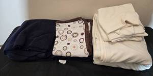lot 293 image: Set of 3 Assorted Fleece Blankets